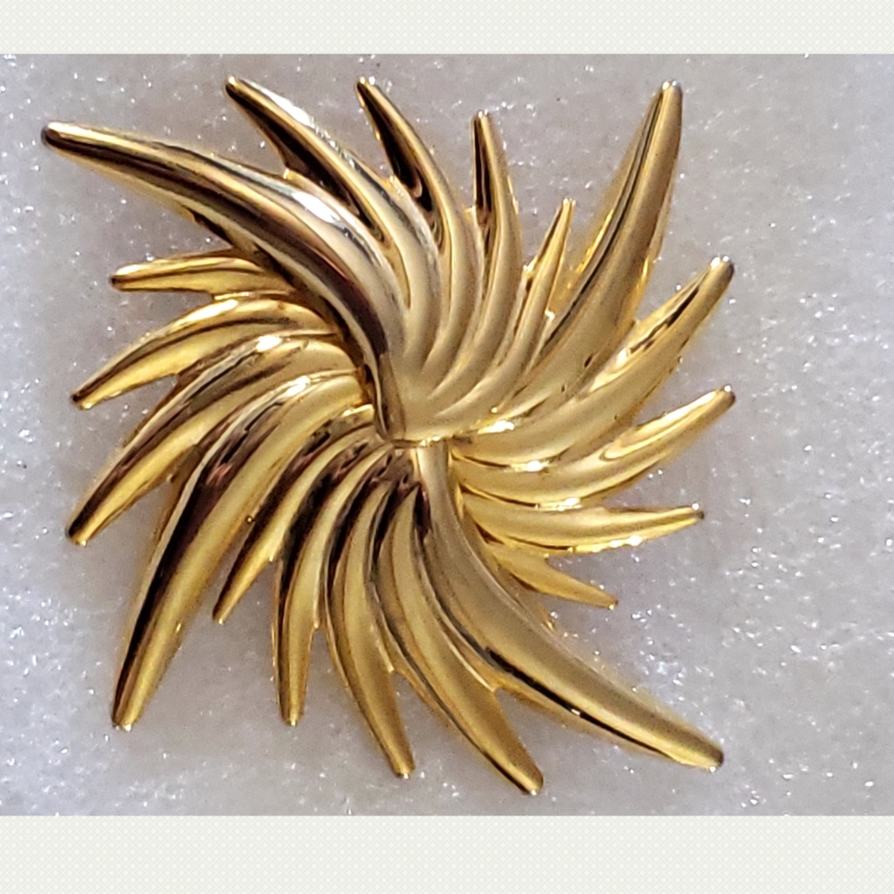 Vintage gold toned designer brooch grosse grosse Germany 1963 pointed flower